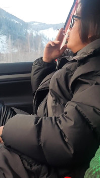 車の革のパンツで喫煙する大きな唇