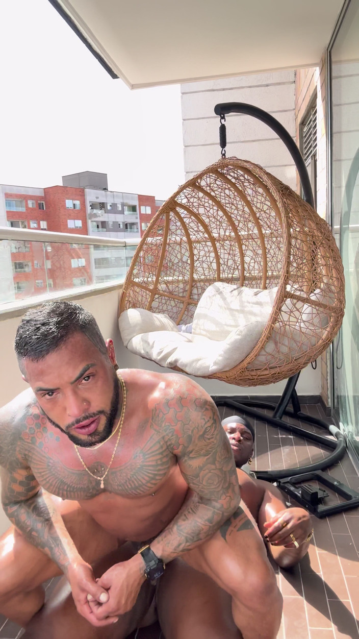 DADDYBLACKXXX: Columbian Body Builder Flip futându-se cu o pulă mare și neagră...