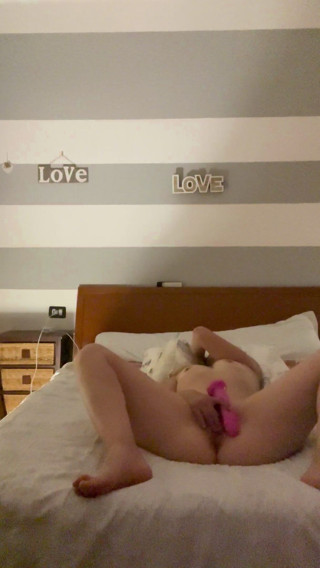 MaLu167: Saya suka perempuan jalang bermain dengan dildo merah jambu saya