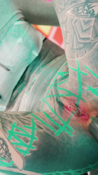 Vedeta porno iubitoare de anal se deschide larg după ce este futută tare de pula tatuată