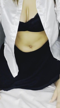 Sqeeze montre ses seins en train de se caresser la chatte