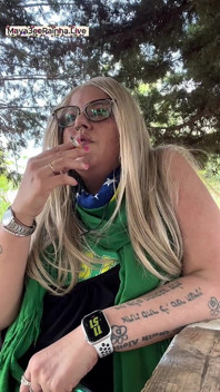 Dea miLF brasiliana bbw il rituale del fumo in natura