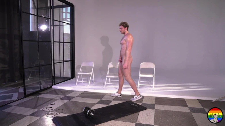 HomoStag: Гетеросексуальный славянский культурист Jock обнаженный и дрочит свой большой жесткий член, пока он не кончит