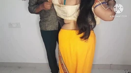 Belle-mère beau-fils romance en l’absence de son beau-père en hindi.