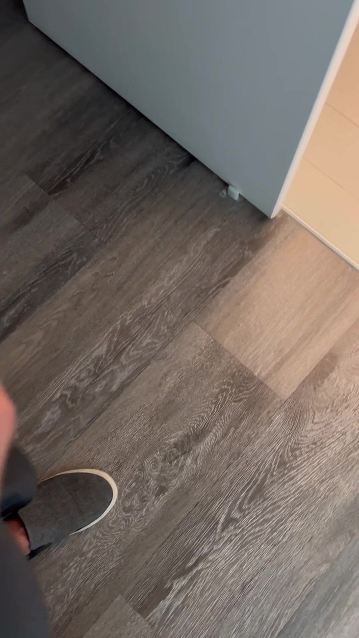 Danni Jones: 공항 운전사에게 놀라운 팁을 주는 Danni Jones