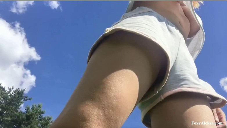 FoxyAleksa: Thâm nhập trong quần đùi ngắn. Không có quần lót. Outdoor....