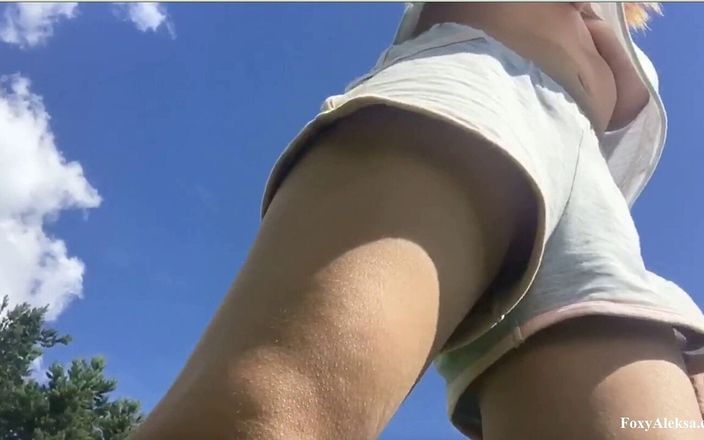 Foxy Aleksa: Penetration in kurzen shorts. Ohne höschen. Outdoor. Nackte titten unter...