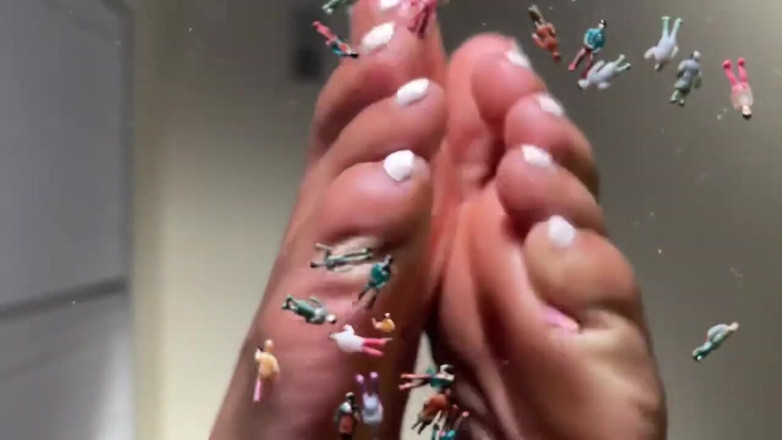 Pink Foxx: Pink Foxx Giantess Foot Play