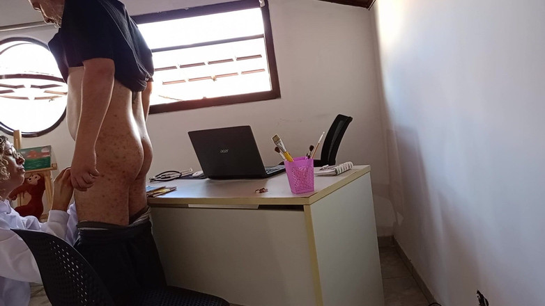 Gabi SweetCouplesStories: Proktolog robi co chce z tyłkiem swojego pacjenta