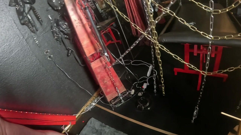 Queen_of_BDSM: Cât de rezistente sunt sfârcurile tale sclave?