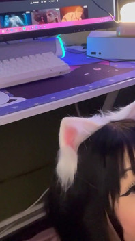 책상 아래에서 오럴하는 게이머 소녀