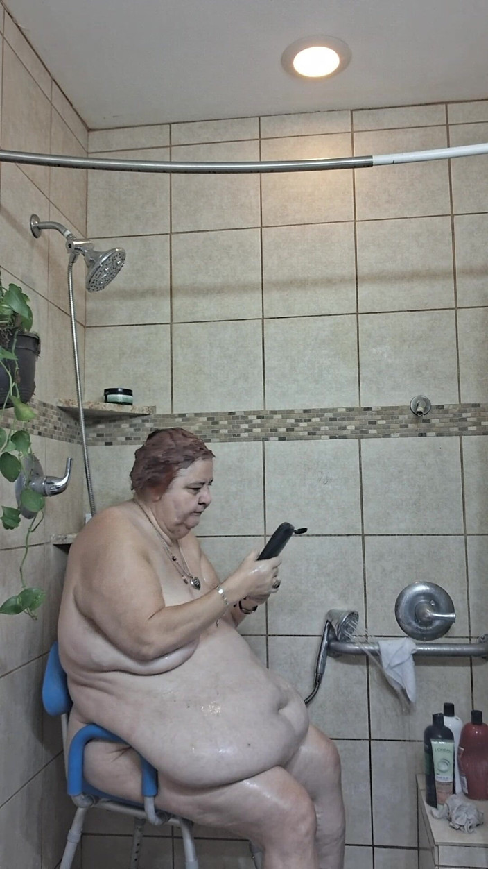 BBW nurse Vicki adventures with friends: Большая красотка медсестра Вики принимает грязелечение в моем душе!