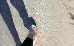 ऊँची एड़ी के जूते पहनी सेक्सी टांगें चल रही हैं