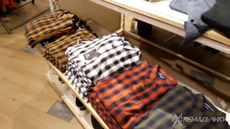 Extremalchiki: Sneaking naked in locker room