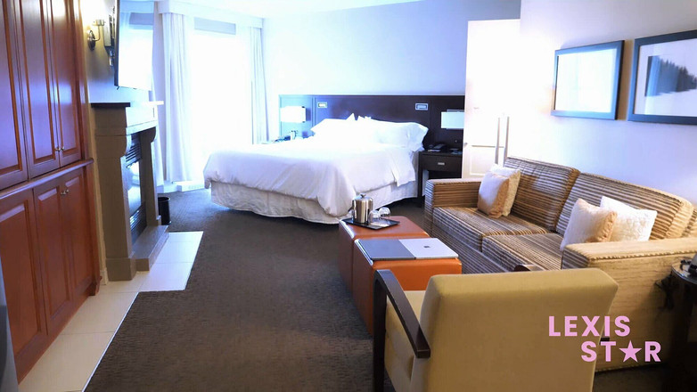 Lexis Star: Personál hotelu stříká do kundičky Lexis Star a pokračuje v šukání