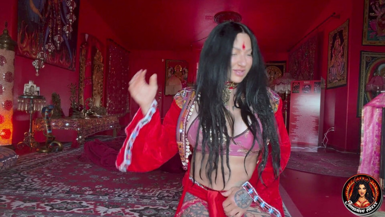 Jenevieve Hexxx: Peituda goddss jenevieve hexxx belly dances e mostra suas curvas...