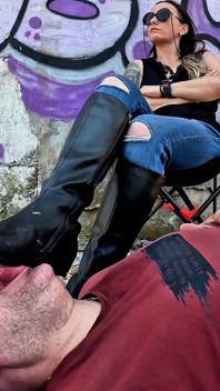 Soumission en douceur : le gâteau sur les bottes de la maîtresse