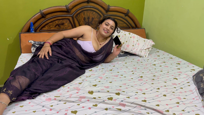 Hotty_ragini: Ragini Chachi berkongkek dengan saya apabila Chacha pergi ke Luar...