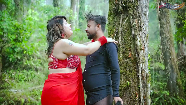 Desi Bold Movies: 偉大な乳の女を見て、幽霊のリーダーはタルキ・カパラを追い払うために来ました
