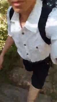 Guardare! Ragazzo che cammina a piedi nudi nella natura, sull'erba, all'aperto durante una calda giornata estiva | Video di feticismo del piede gay