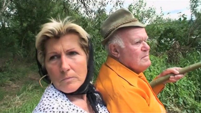 Old PIGS XXX: Ošklivá blonďatá teenagerka vystoupí při pohledu na starý pár šuká
