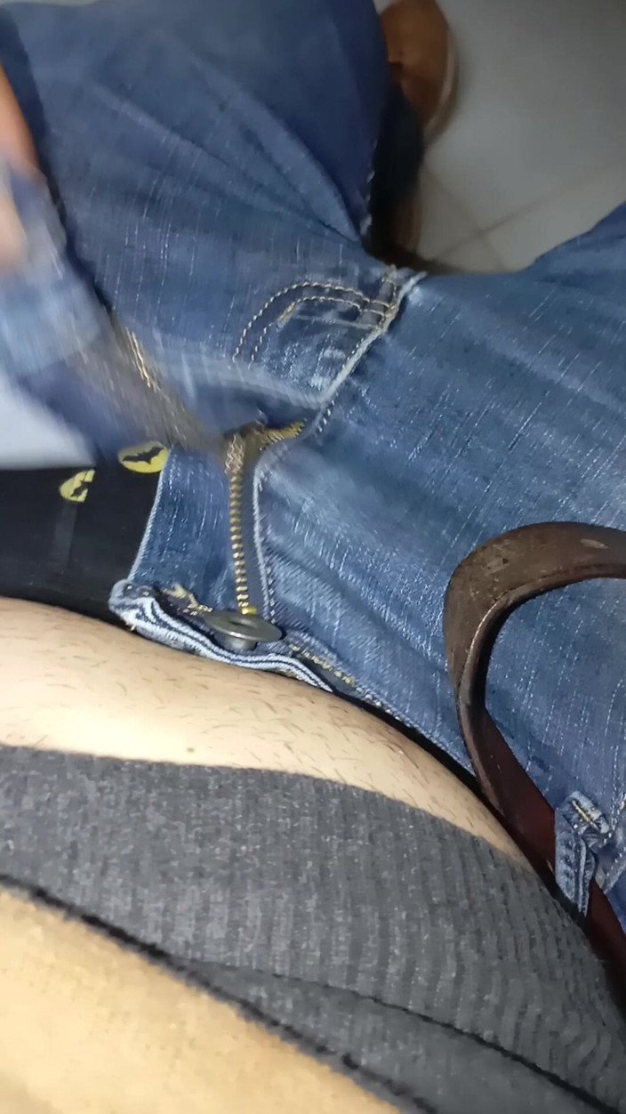 A large Portuguese dick: ズボンを脱ぐ