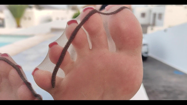 Goddess Lena: Talons et pieds en nylon taquinent en plein air