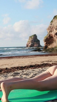 Joga na nagiej plaży