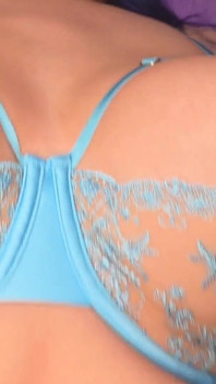 Collare attorno al collo e strap-on sul tuo culo pov