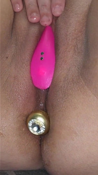 Plug anal na bunda e masturbação da buceta com vibrador