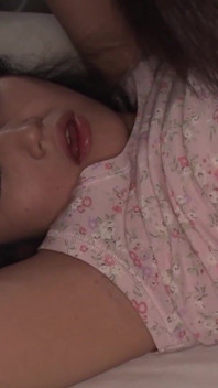 De wapens van een jonge vrouw! Ze stoot en neukt hem hard. Rauwe cumshot en cowgirl -6