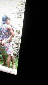 Il fattorino è salito su un parcheggio abbandonato per fare sesso senza preservativo