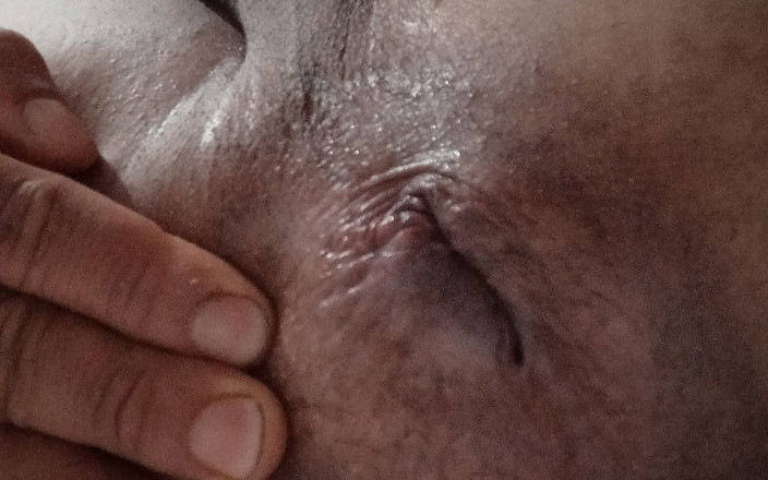 Kelly Almeida: Cdzinha Kelly Almeida ukazuje svůj panenský zadek