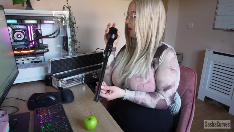 Sasha Curves: Clumsy Giantess Scientist Shrinks the Competition