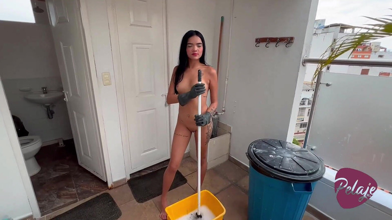 Pelaje mix: De meid wordt betrapt op masturberen met de mop in...