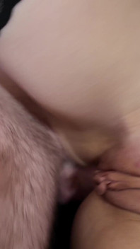 Hubená milfka dostane všechny díry naplněné mnoha spermaty