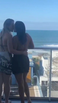 ビーチで美しいパティの妻に会い、彼女のアパートを見せてくれました