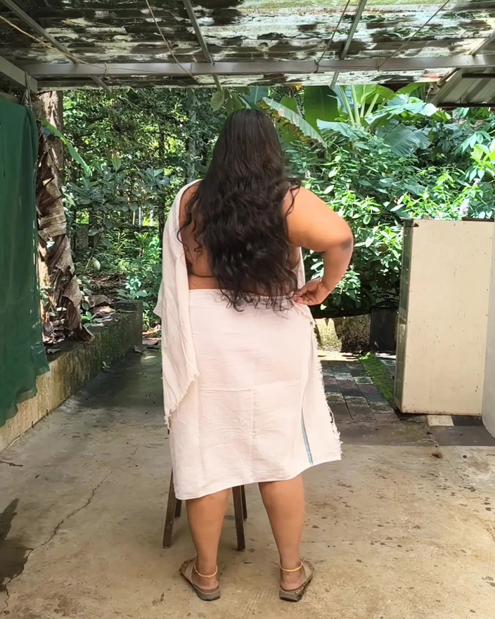 Anne Ipe: Indiancă dolofană în rochie albă sexy, ședință foto fără sutient