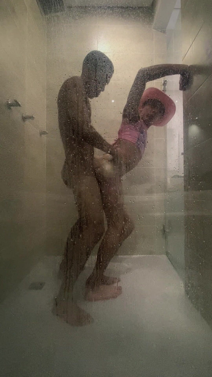 Tomas Styl: फेमबॉय को होटल के बाथरूम में एक अजनबी ने चोदा जहां वह अपने परिवार के साथ छुट्टी पर है