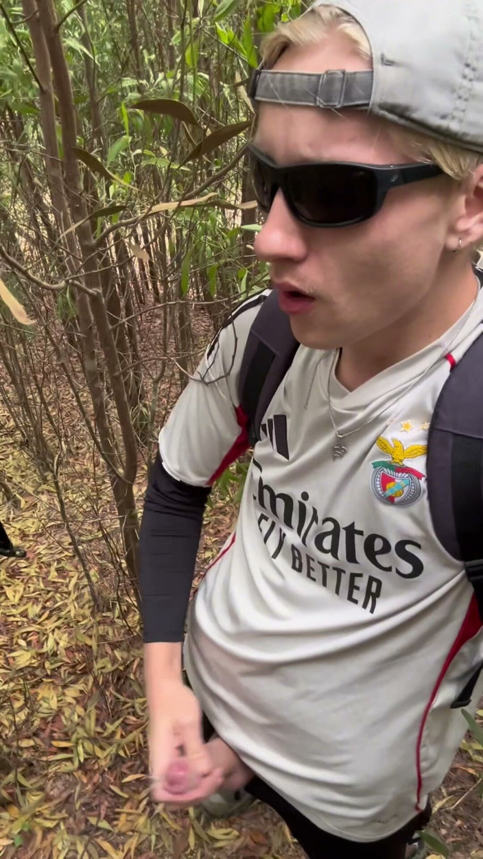 Axton Drake: Un frère se cache sur la piste pour se branler