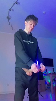Garoto magro segurando uma enorme gozada até doer