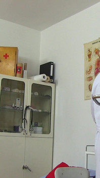Gynéco mature - images de caméra médicale d'une jeune patiente gynécologique