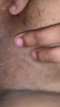 Cewek sange ini ngentot pantat dan memeknya pakai minyak sampai matanya merem melek!