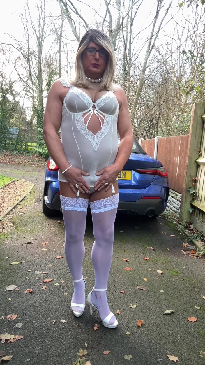 Kellycd2022: Sexy Crossdresser Kellycd2022 v Bílém prádle a punčochách Out I....