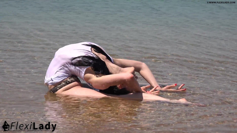 Flexilady: Naked Dreams in Nature