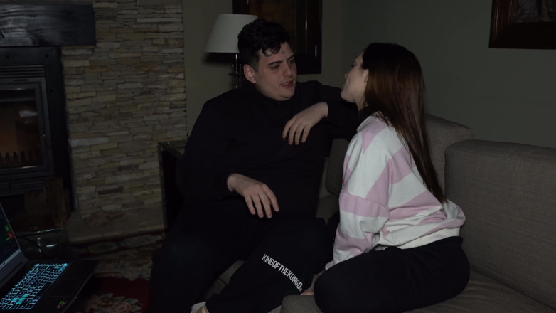 Knock Knock Club: Luchiibb şişman gavatın yanında erkek arkadaşının en iyi arkadaşını sikiyor! Creampie