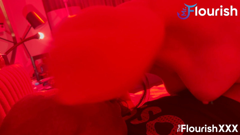 The Flourish XXX: Anna Cummings Bekommt Die Spezialität Des Red Light Room Von...