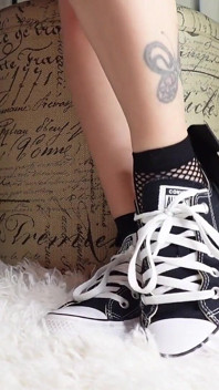 Converse e calze a rete