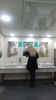 Loira na Galeria