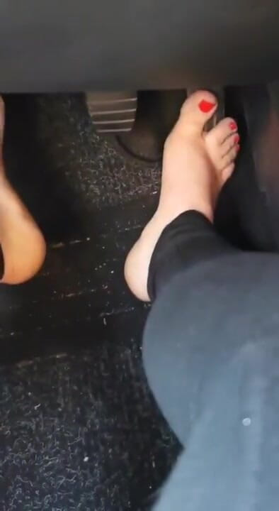 BadCat: Instructorul auto cu pedichiură sexy te învață cum să conduci